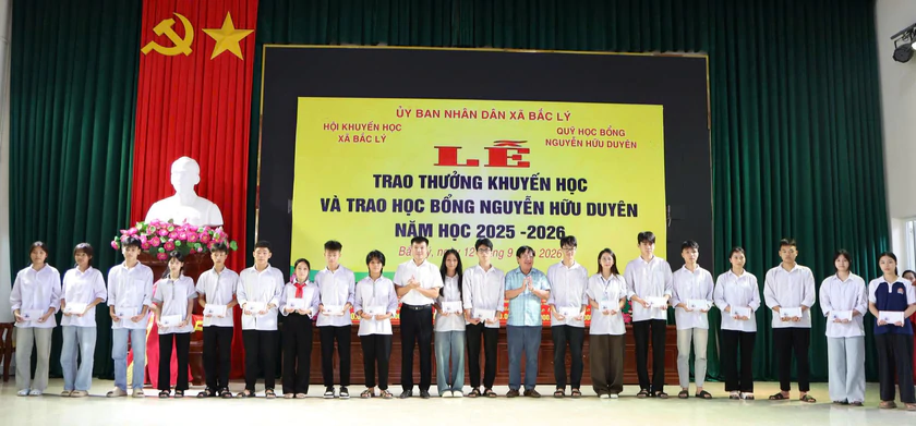 Quỹ học bổng Nguyễn Hữu Duyên trao thưởng cho hơn 400 học sinh tại Ninh Bình - Ảnh 17.
