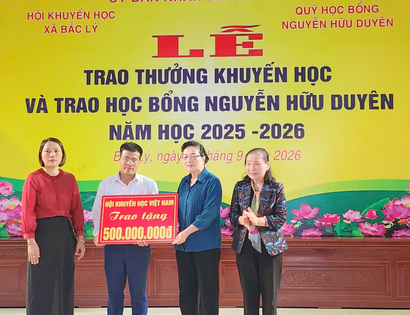 Quỹ học bổng Nguyễn Hữu Duyên trao thưởng cho hơn 400 học sinh tại Ninh Bình - Ảnh 9.