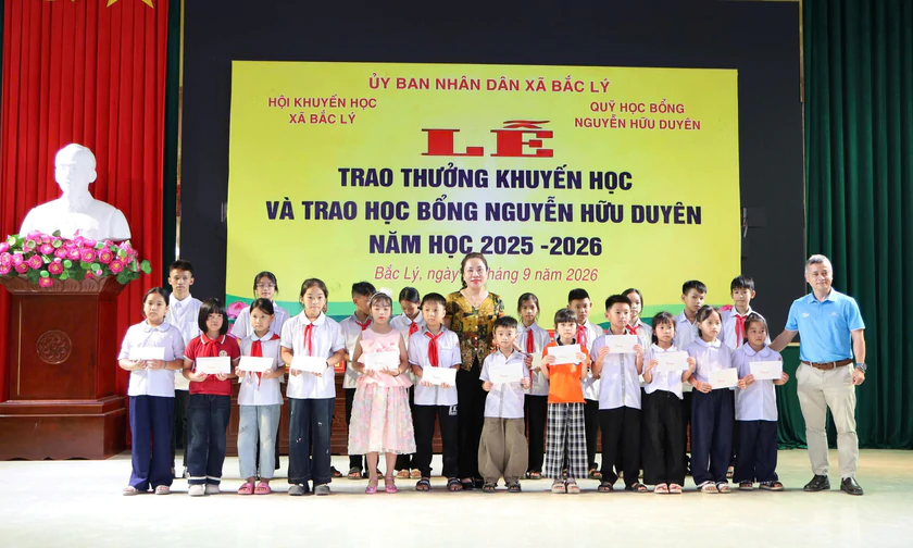 Quỹ học bổng Nguyễn Hữu Duyên trao thưởng cho hơn 400 học sinh tại Ninh Bình - Ảnh 15.