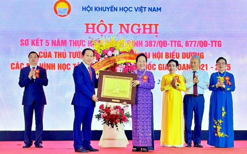 Hội Khuyến học Việt Nam xây dựng xã hội học tập thực chất với các gương học tập tiêu biểu - Ảnh 1.