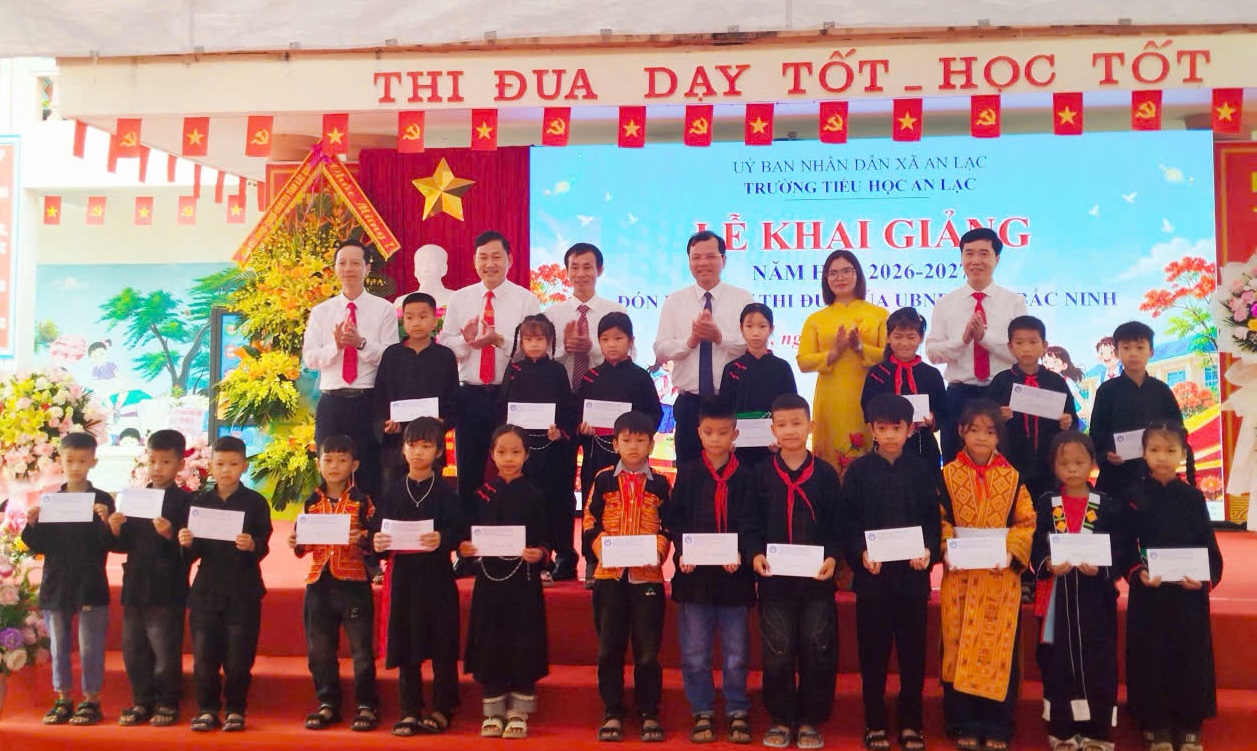 Phó Chủ tịch Hội Khuyến học tỉnh Bắc Ninh cùng lãnh đạo tỉnh trao qua cho các em học sinh vùng dân tộc thiểu số
