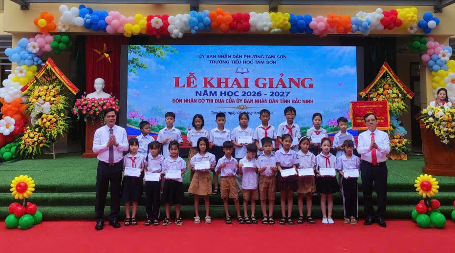 Chủ tịch Hội Khuyến học tỉnh cùng lãnh đạo tỉnh Bắc Ninh trao quà cho học sinh có hoàn cảnh khó khăn nhân dịp khai giảng
