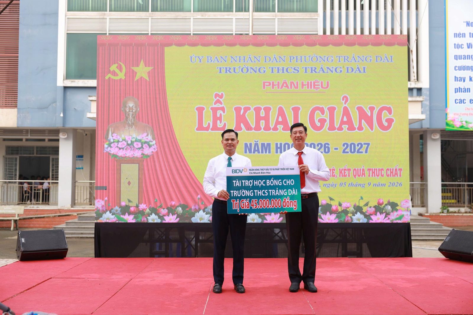 Ngân hàng BIDV chi nhánh Trảng Dài tài trợ học bổng cho học sinh nghèo vượt khó học giỏi 45,000,000đ.