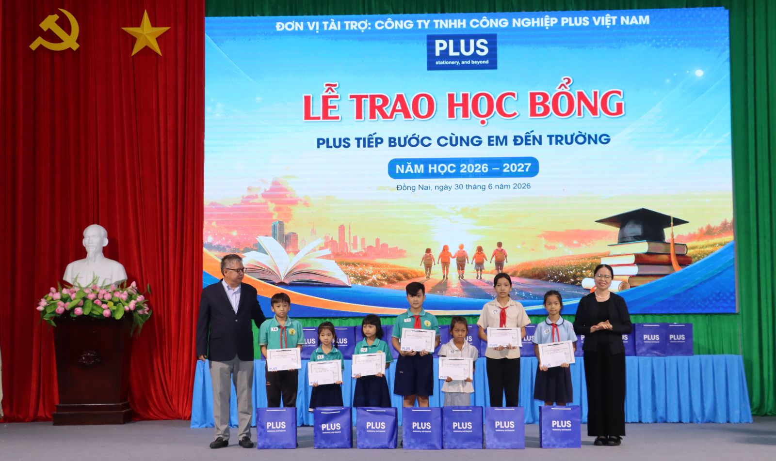 Ông Mihara Toshiya, Tổng Giám đốc Công ty TNHH Công nghiệp PLUS Việt Nam và bà Trịnh Thị Tâm, Phó Chủ tịch Hội Khuyến học Đồng Nai trao học bổng cho các em học sinh. Ảnh: Như Nam