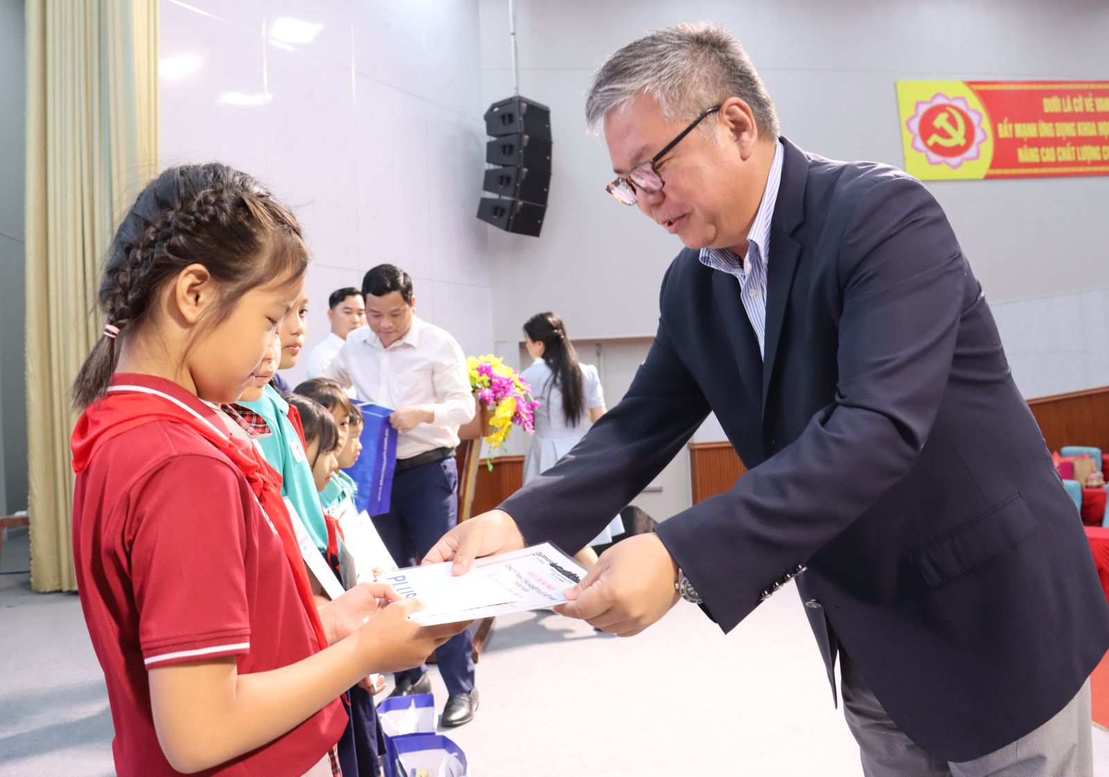 Ông Mihara Toshiya trao Giấy chứng nhận cho các em nhận học bổng. Ảnh Như Nam