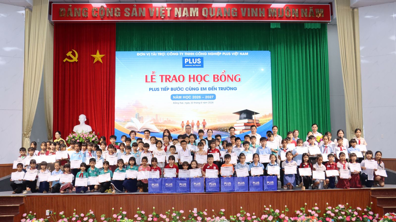 Các em học sinh được nhận học bổng chụp hình lưu niệm cùng Ban Tổ chức. Ảnh Như Nam