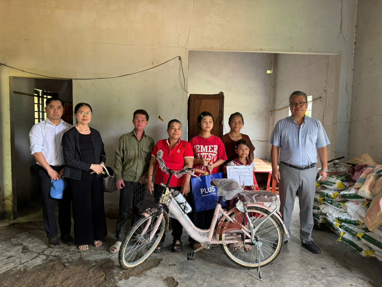 Trao xe đạp cho em Lương Thị Nhân, học sinh lớp 3 trường TH Đăng Hà tại nhà riêng